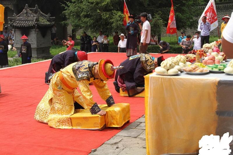 直击乾隆皇帝七世孙身穿龙袍祭祖好像突然回到大清朝
