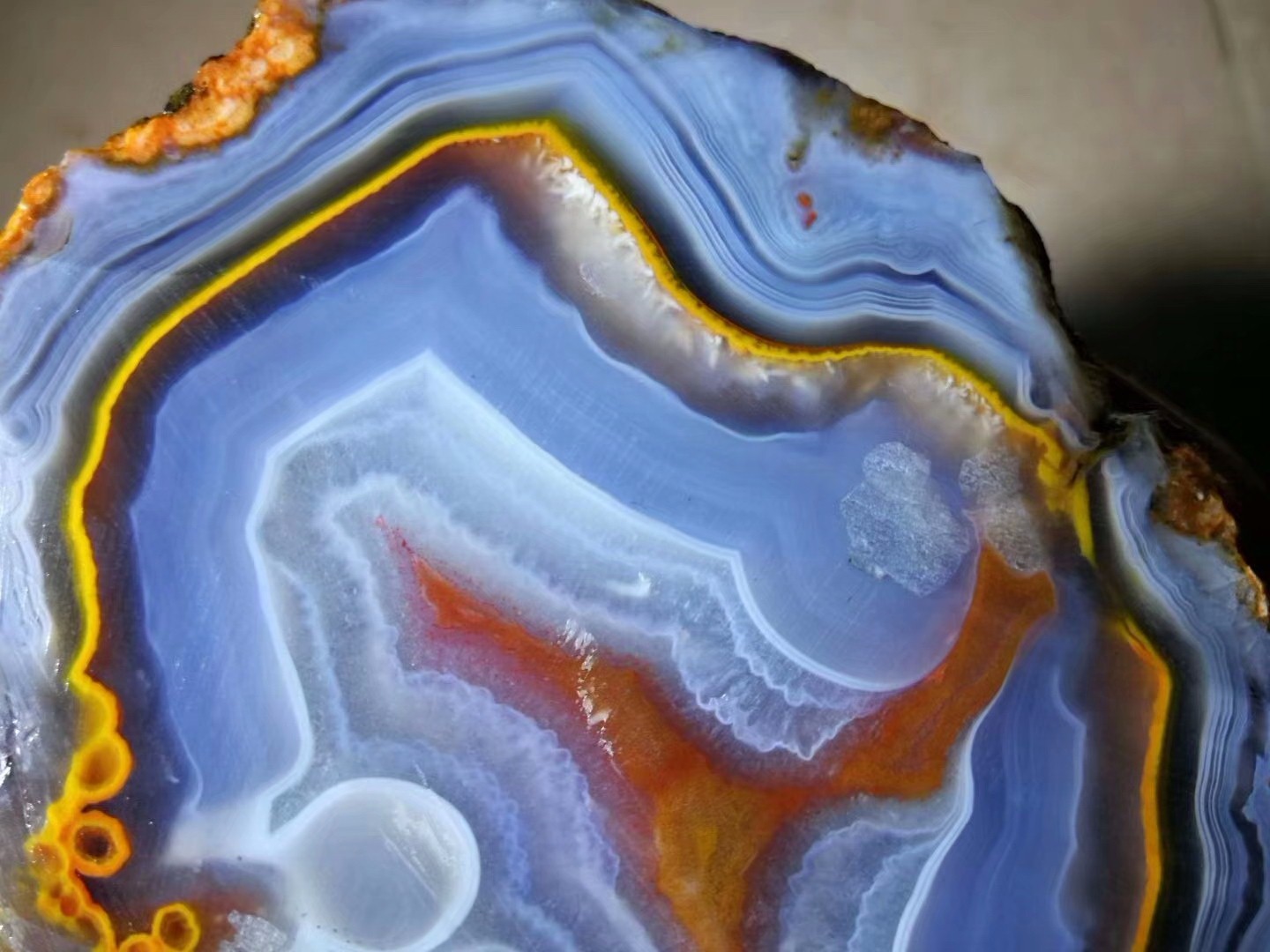 颜色对奇石的价值影响很大,很想知道哪里能捡到这样蓝色的石头