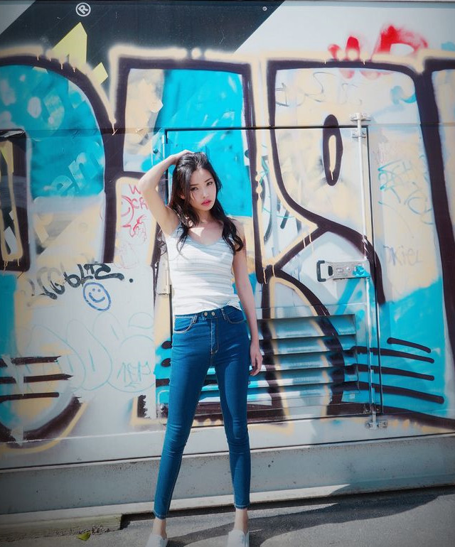 童菲雪白的肌肤在紫到发黑的薄纱中若隐若现,非常撩人.