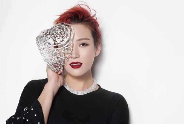 歌手苏小花在直播平台月捞金百万,惹发社会强大争议!