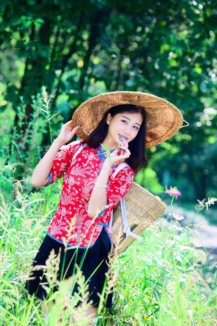 走在乡间小路上有点害羞的背篼大姑娘一枚