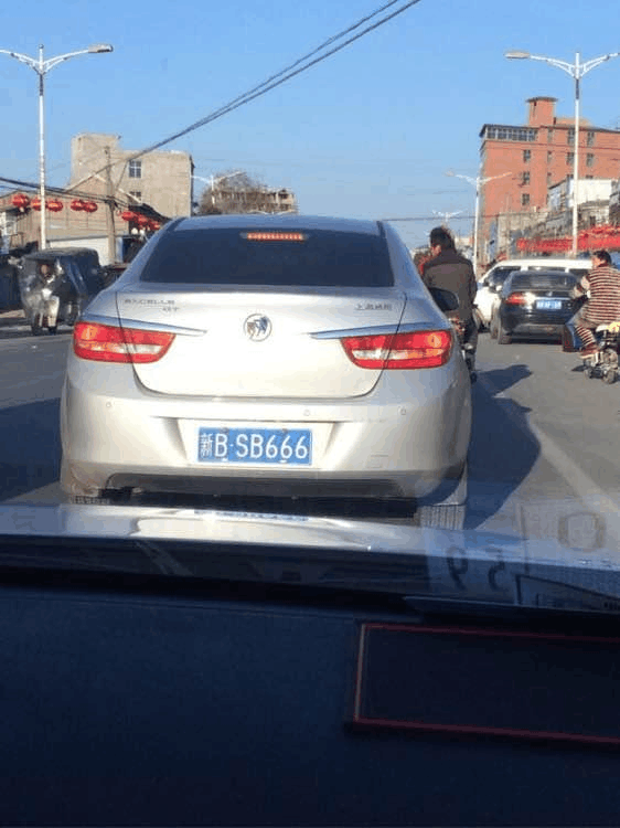 美女车主开新车去上牌,车牌比5个8还霸气,却让她很尴尬!