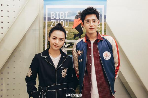 没错,他就是新f4成员之一的梁靖康,翻看梁靖康的微博,多次提到周笔畅!
