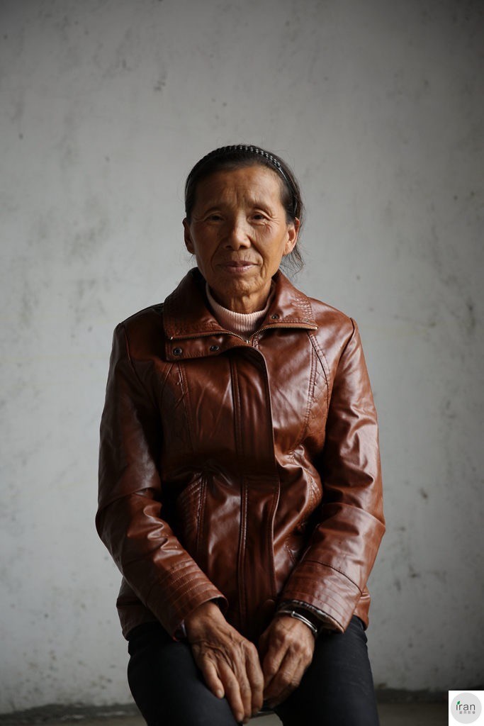 农村老人肖像, 年过七旬仍是家里"顶梁柱"