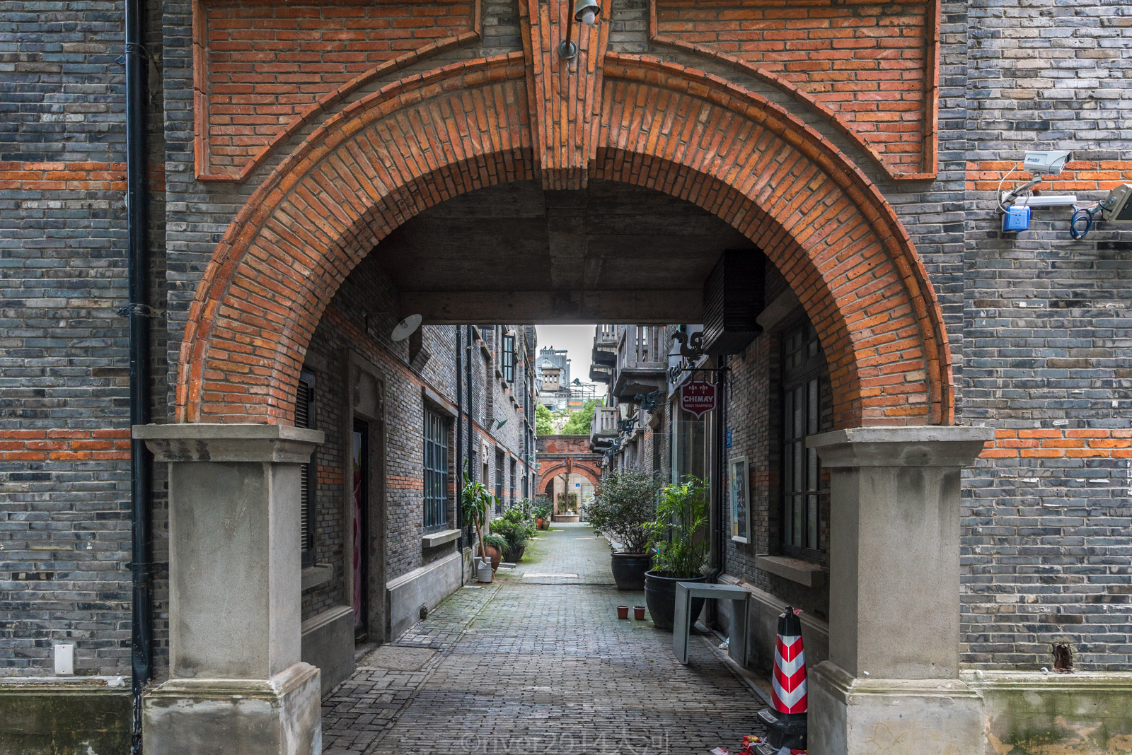 阳春巷很安静,建筑风格也很特别,这是花了8亿元打造出来的民国风情