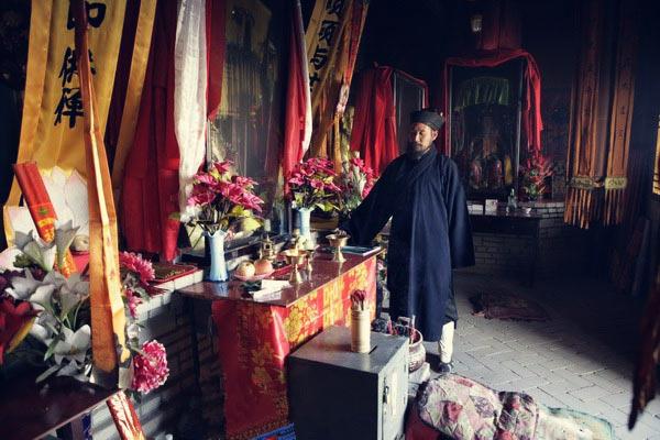 亏得这陈道士少年时被道观住持收养,在住持的调教之下,学了一身道家