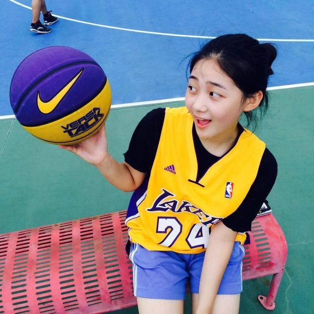 清纯女科密不得了, 穿球衣不是摆pose实战更妩媚