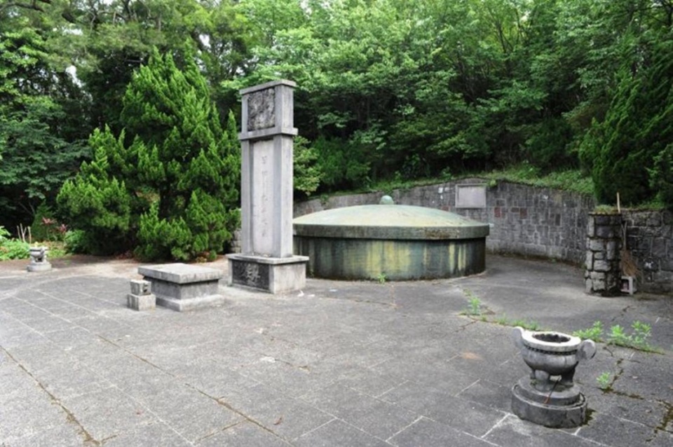 墓地朝向山西, 坟冢上四字令人很意外