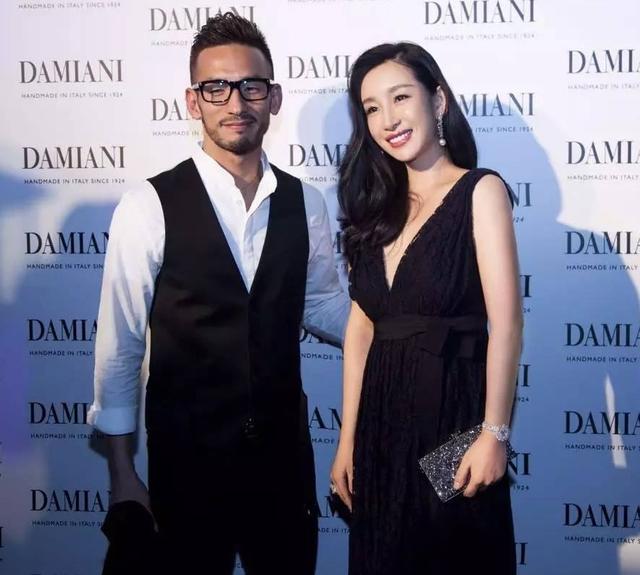 随后素颜的刘嘉玲与中田英寿在夜店亲密合影,不知道梁朝伟看到之后会