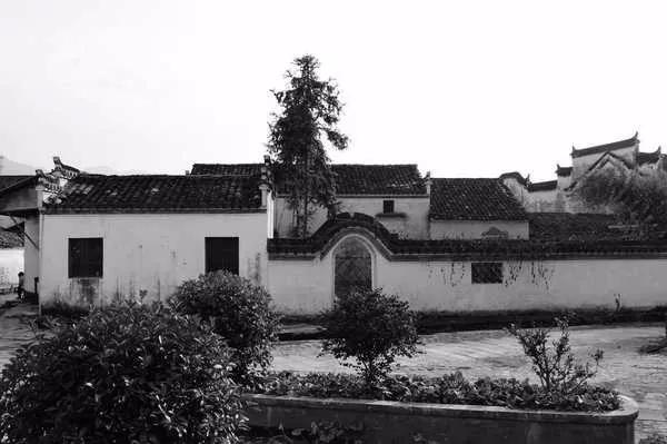 毋庸置疑,家庭环境对人的影响是巨大的,吕碧城的父亲学识渊博,思想