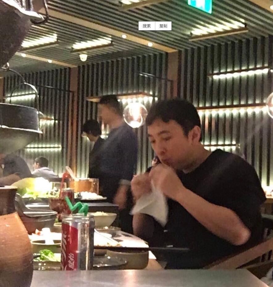 王思聪餐厅吃饭被拍, 身旁金发美女引发网友热议