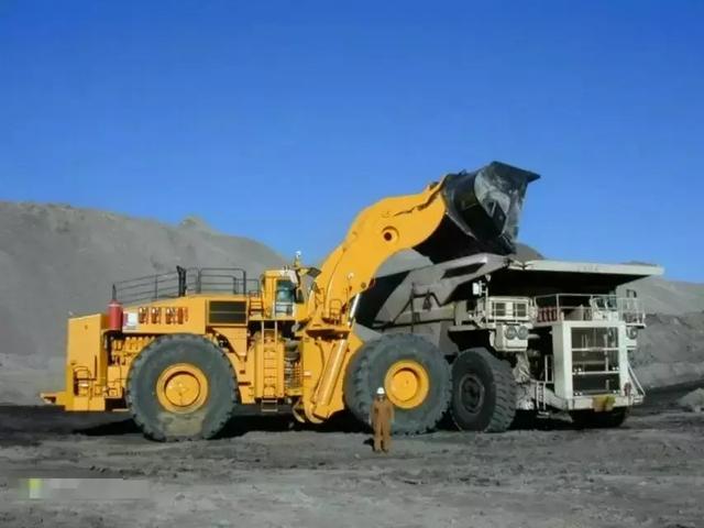 它的名字是——勒图尔勒(letourneau )l2350它是这个星球上最大的铲