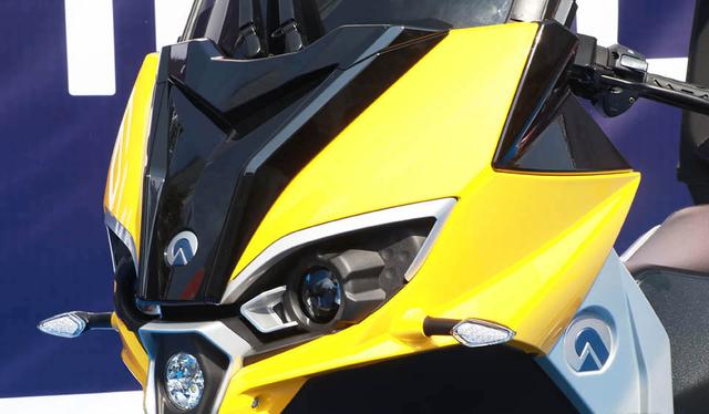 adivaad1200大黄蜂现身轻盈顶蓬三轮摩托车现身香港摩托车节