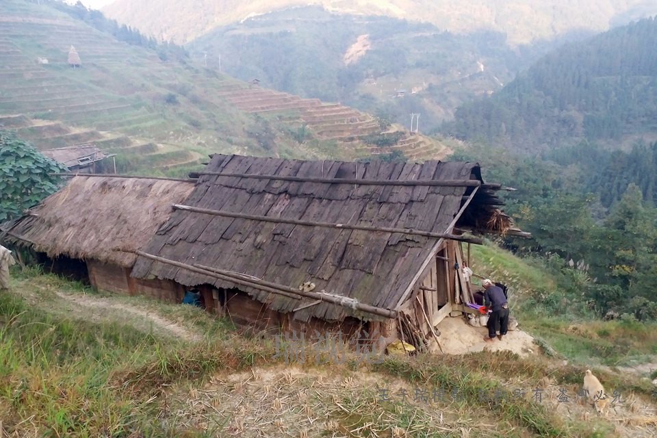 苗族老汉穷家难舍,隔几天过来住住,锅碗瓢勺衣服被子都在老屋|苗族|老