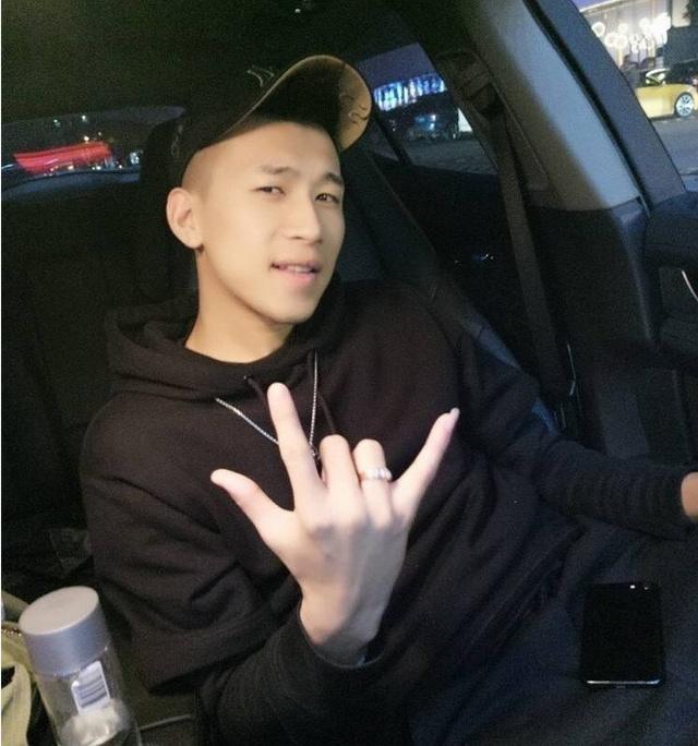 2舞帝利哥mc阿哲,被称为直播界的"赵本山",开山鼻祖地位,现在开一辆