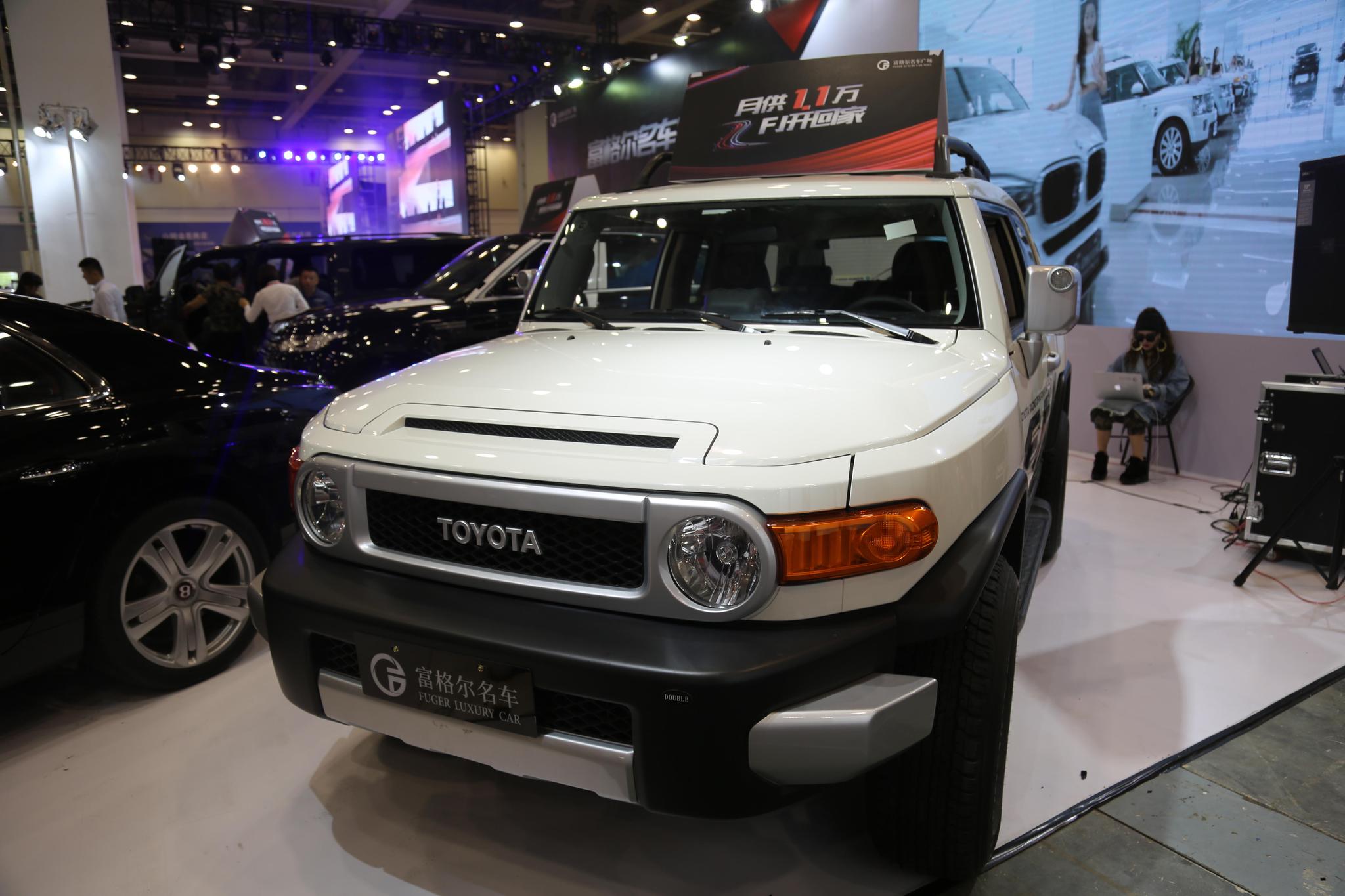 丰田fj酷路泽jeep大切诺基都是60万级别越野车你选谁