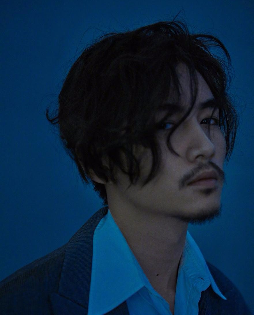 最近在微博频频发出自己的自拍照,照片中的陈晓留起了长发与胡须,沧桑