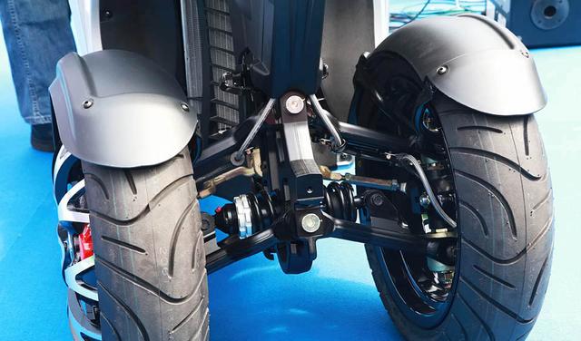 adivaad1200大黄蜂现身轻盈顶蓬三轮摩托车现身香港摩托车节