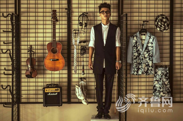 王晓龙个人写真如今,王晓龙已主持过山东卫视多档节目,拥有丰富的主持