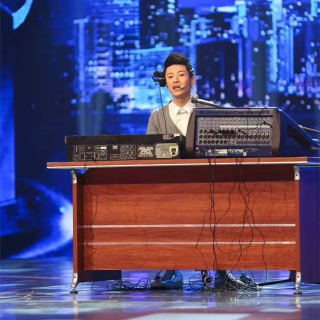 最暖国学主持王晓龙 曾是撞脸撒贝宁的"电台男神"