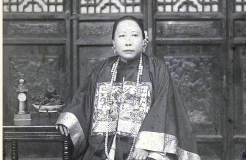 这个女人不简单, 李鸿章因她升官发财, 生下一女搅动民国文坛