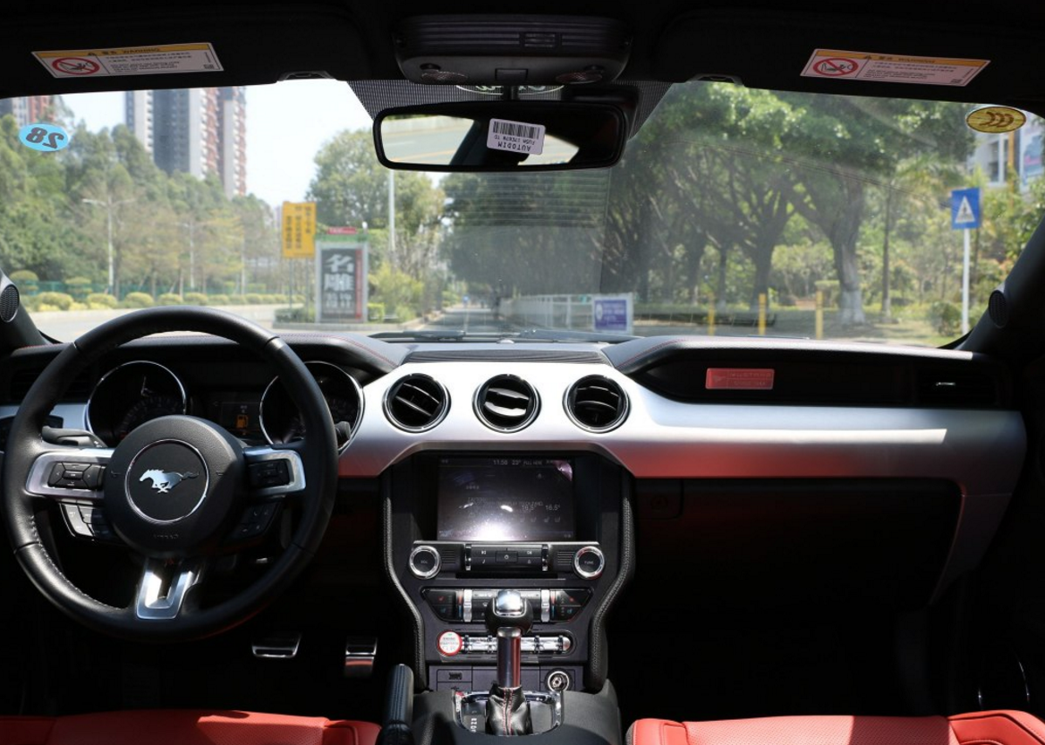 野马的内饰方面,对比同级别来说,略胜一筹多媒体科技很多,方向盘上的