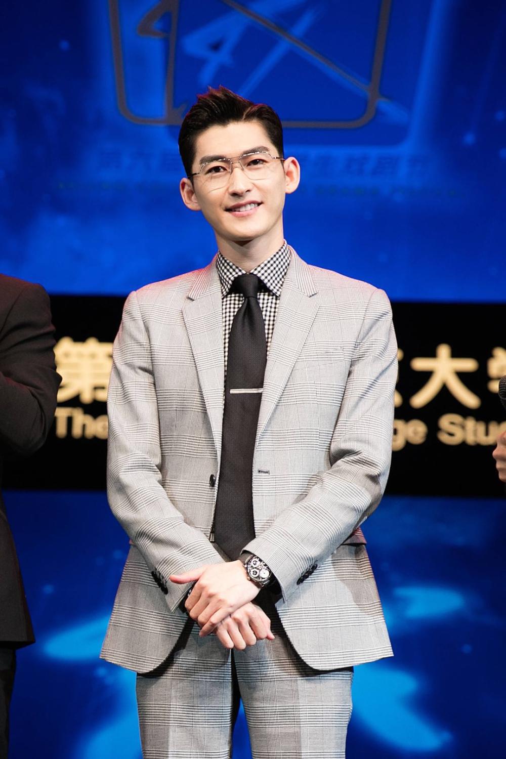 张翰披着牛仔外套现身机场,高冷的气质又回来了!