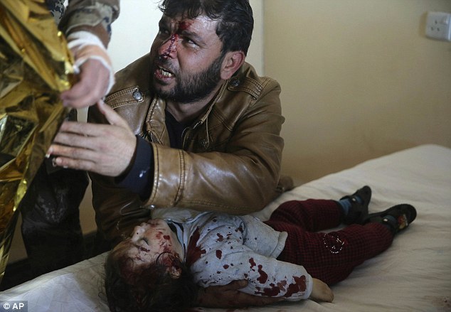 十五个月大女婴被is炸死,父亲哭成泪人