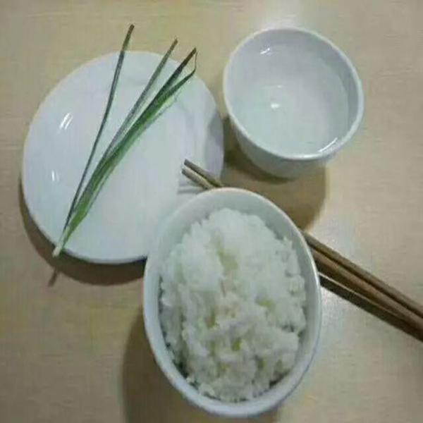 搞笑段子:我生活的不错,有饭有菜,还有汤