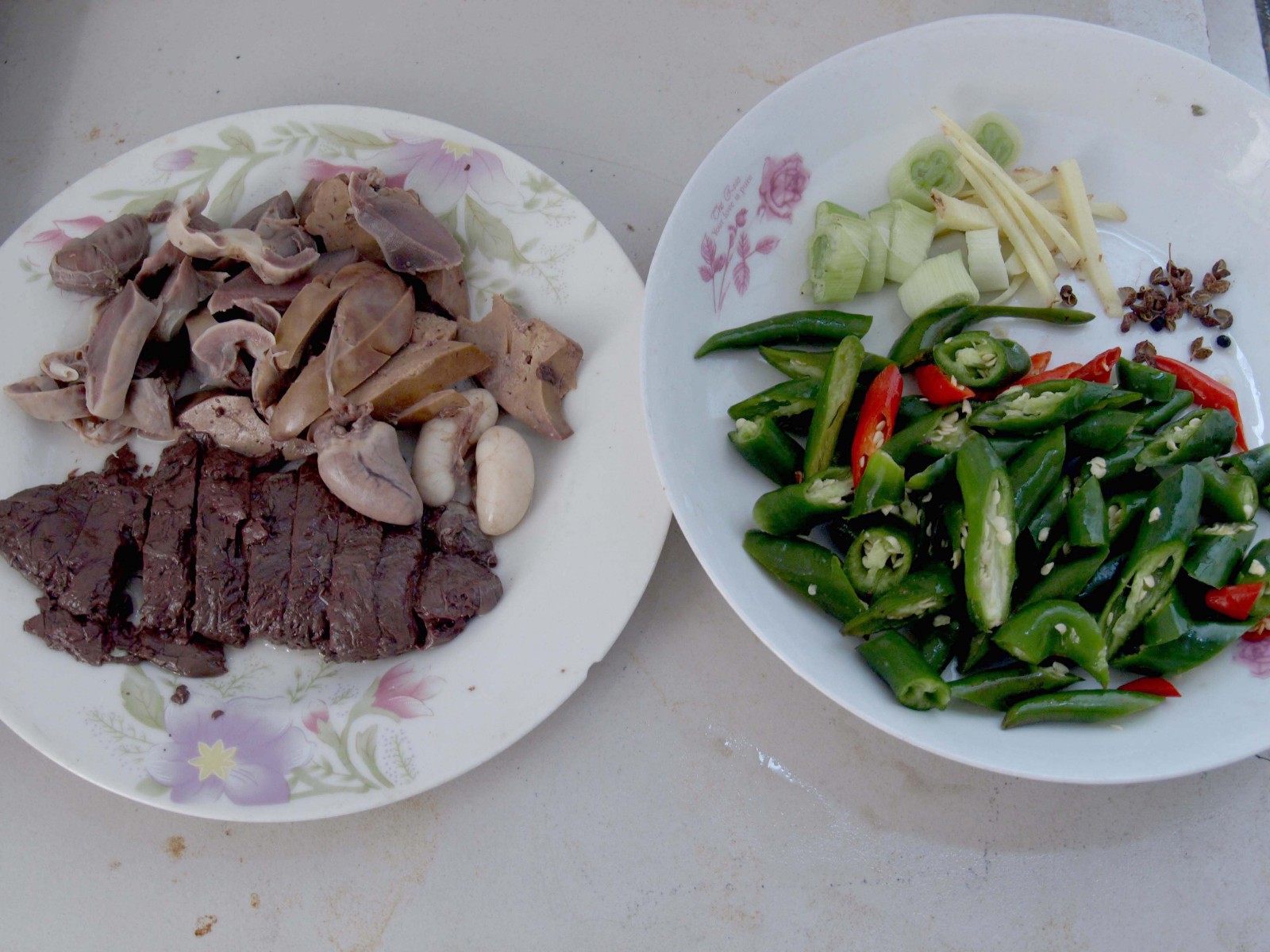 杀鸡时鸡血不要丢，丢了太可惜了，小编来教你做一道炒鸡杂|鸡血|鸡杂|切片_新浪新闻