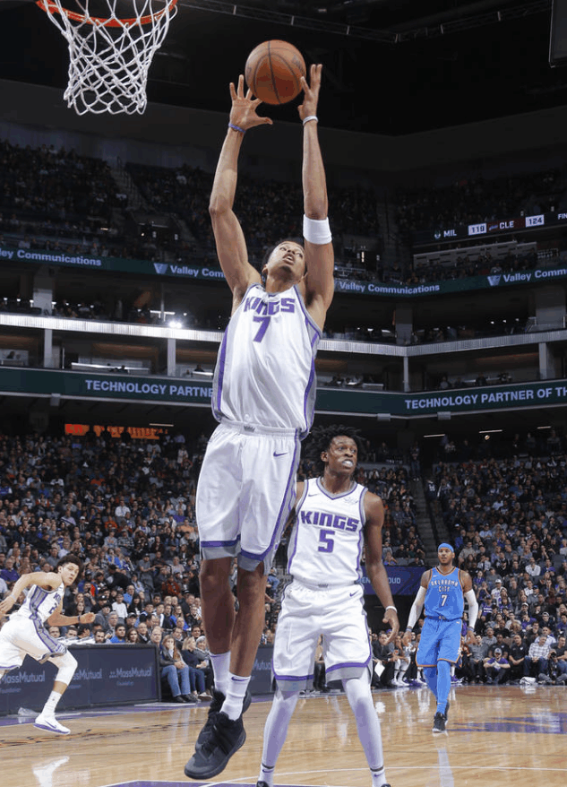 国王止步7连败, 小胜三巨头, 网友: 这群年轻人真可以