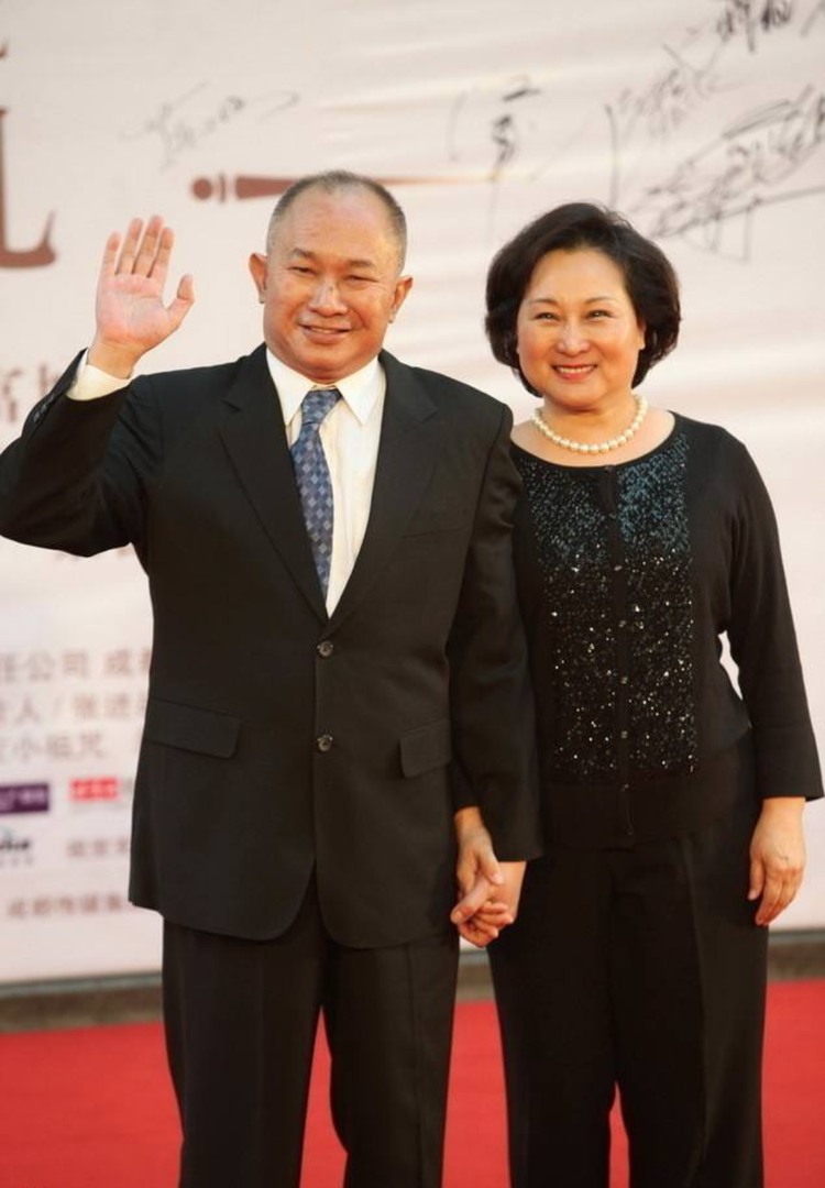 《英雄本色》现场,吴宇森妻子给他写了封信,43年恩爱秀翻网友