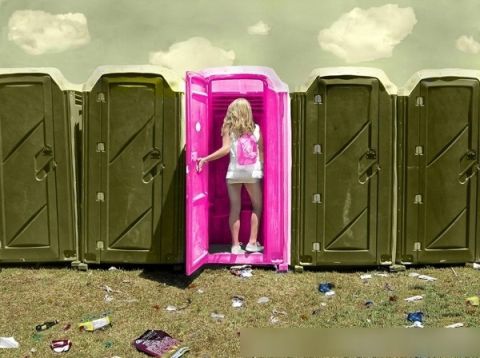 每次在人多的地方,景区,火车站等地,女士们上厕所都要排着很长的队伍.