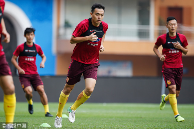 郑智不在冯潇霆担任国足队长 10号球衣没人选