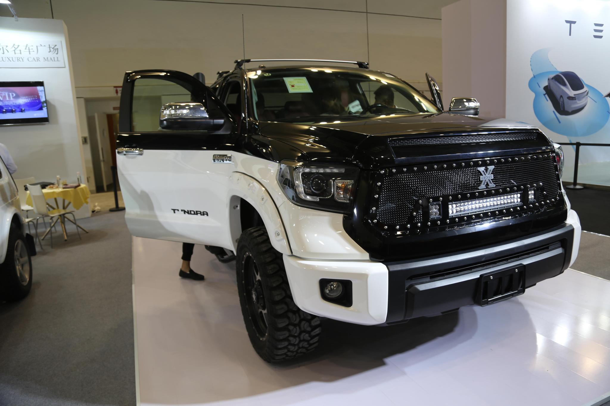 丰田坦途tundra50万级别越野皮卡霸气改装车展实拍