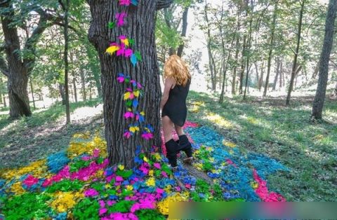 直击女士站立小便器 女人也可以站着方便太奇葩!