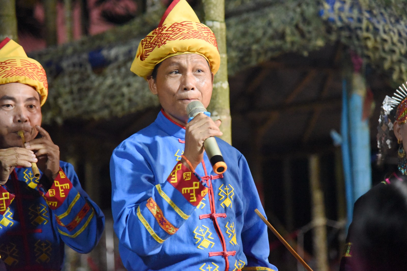 三亚乡下体验长桌宴 黎族大妈表演鼻子吹箫绝技_新浪看点_手机新浪网