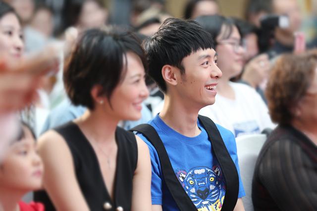 《平凡岁月》北京发布会 黄艺馨现场搞怪自称是"坑"