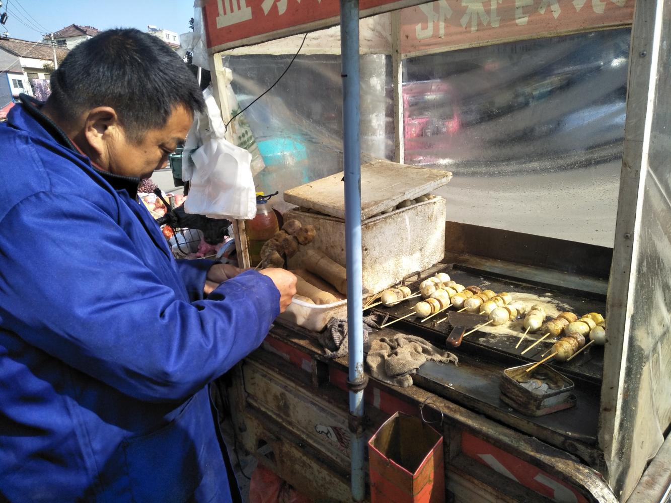 河南一农村特色美食烤毛蛋, 一摊一天可卖200串, 城市很少见到