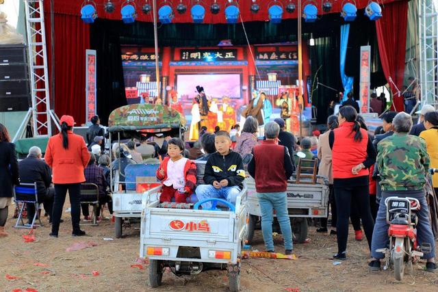 农村荒地里唱大戏 场面稀罕又热闹