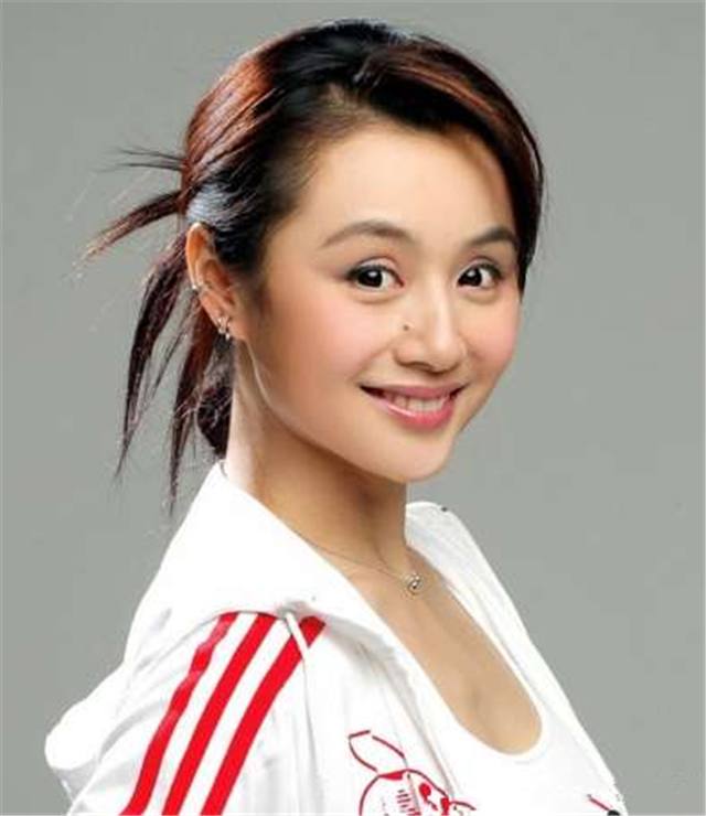 她红过赵薇,因爱情退出娱乐圈,今43岁豪车出行,胖成这副样子!