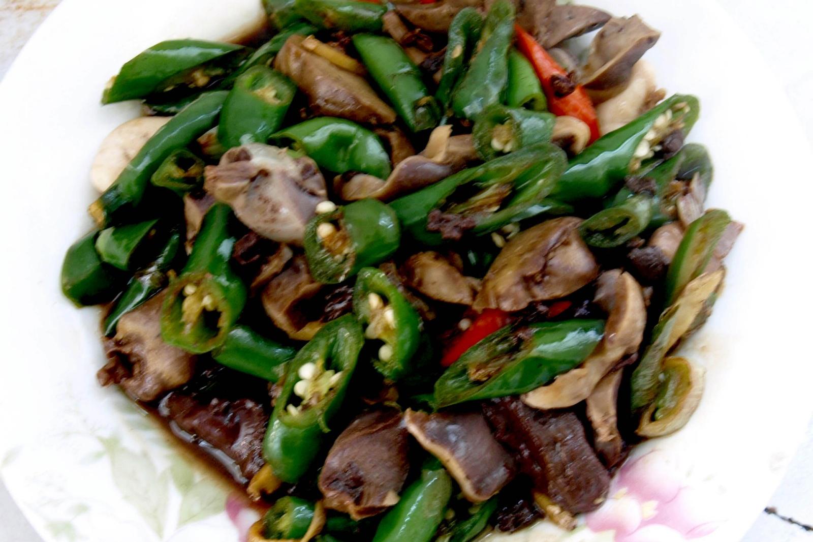 杀鸡时鸡血不要丢，丢了太可惜了，小编来教你做一道炒鸡杂|鸡血|鸡杂|切片_新浪新闻