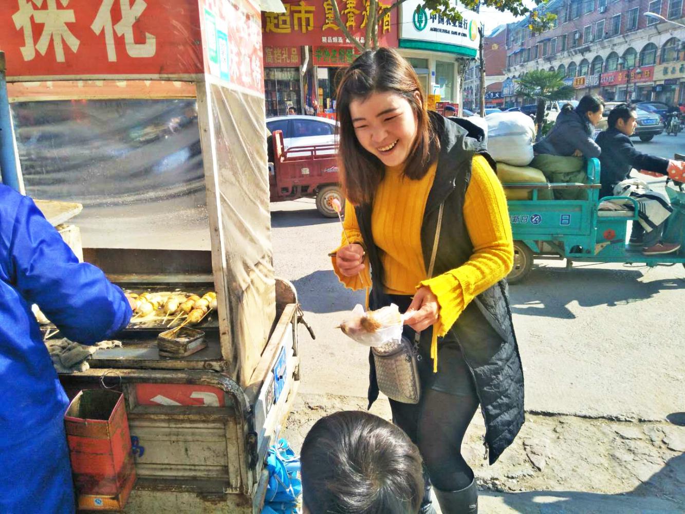 河南一农村特色美食烤毛蛋, 一摊一天可卖200串, 城市很少见到