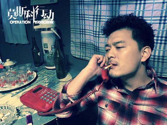 不同的剧照中,或叼着烟打电话或在阴影之中,都使得张戈饰演的这个跨国