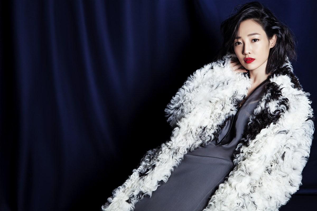 事件过了这么久,白百何也似乎走了出来,开始努力把重心放在工作上,也