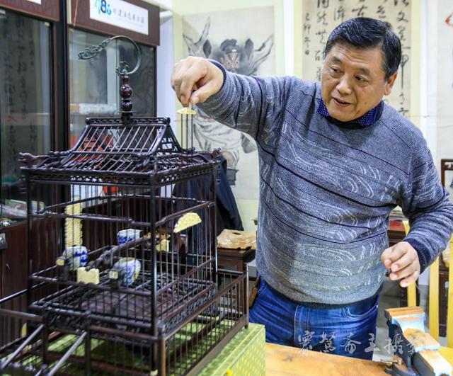 出生就当和尚,做过人体模特,现在他做的鸟笼被收藏家重金求收藏