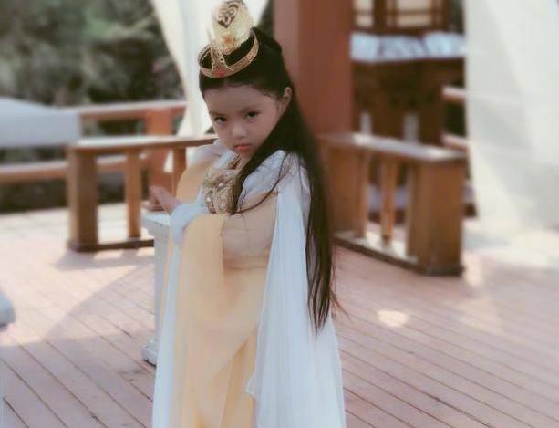 在此剧中,阿拉蕾饰演小龙女,我想,这应该是最可爱的小龙女了吧.