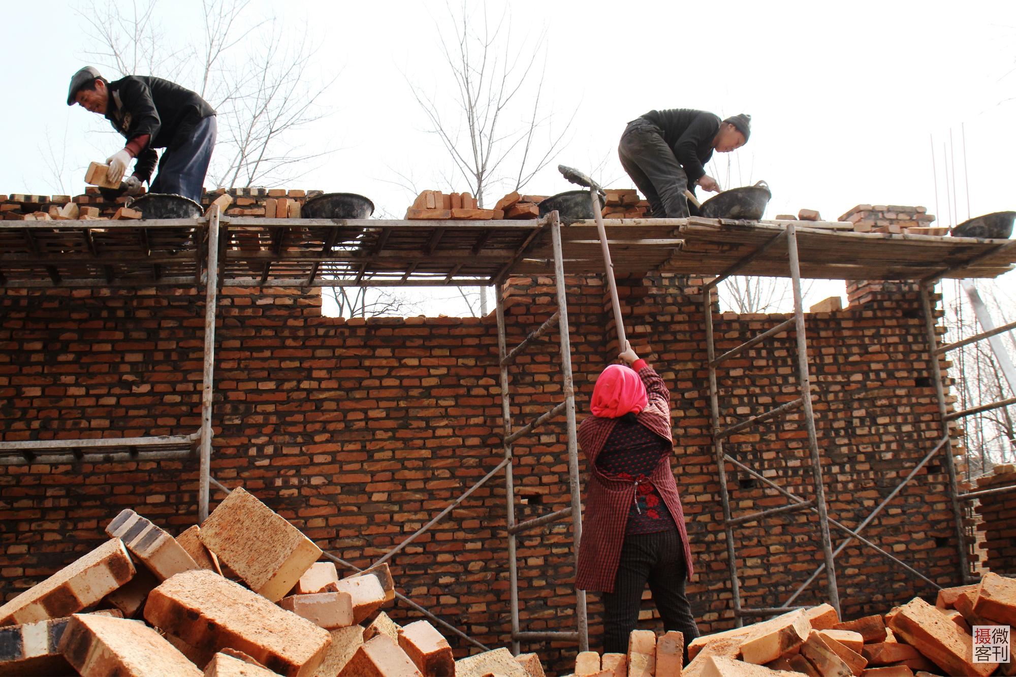 河南乡村泥瓦匠多是老人妇女 管饭就给乡亲盖房|建筑队|乡村|河南