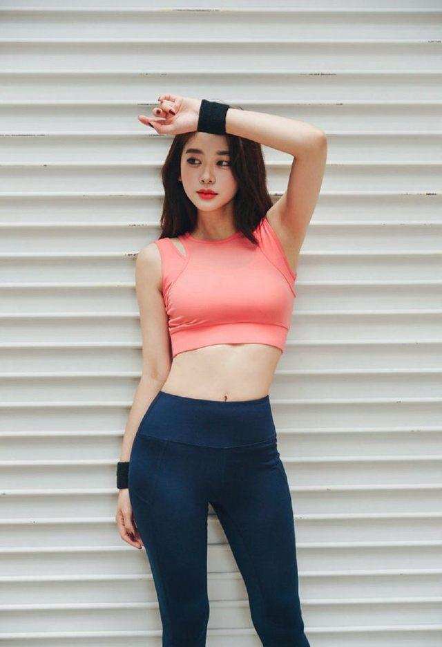 运动的美女穿紧身裤勾勒完美曲线美的让人心动