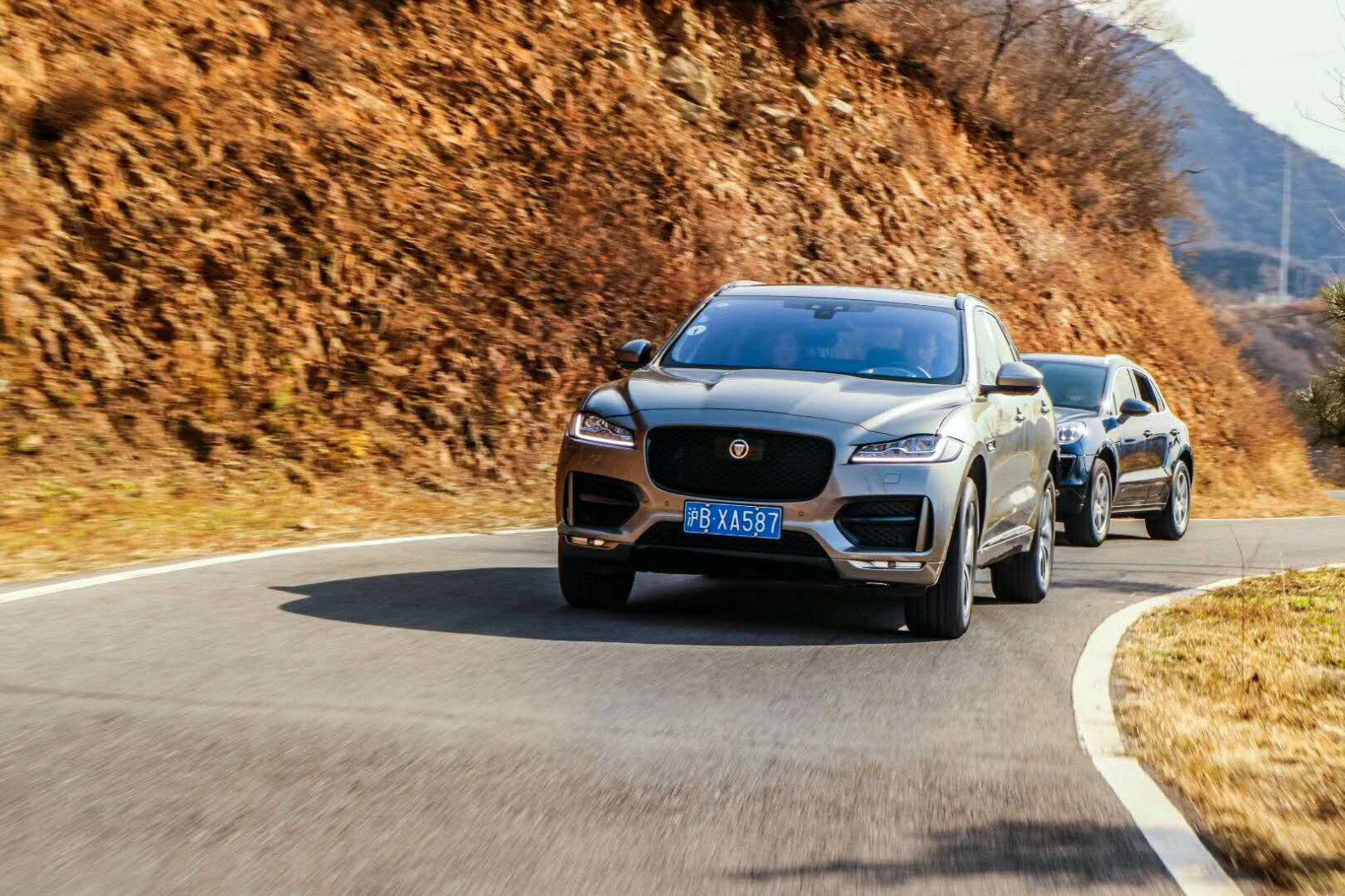 2018全新捷豹fpacevs保时捷macan实际越野路段对比测试